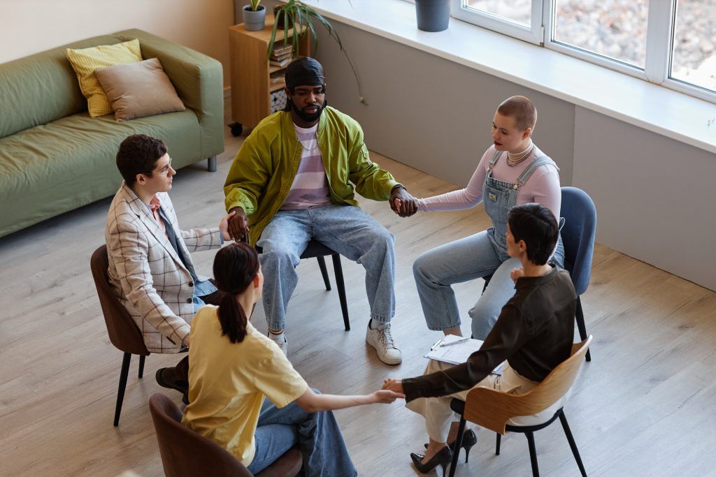 Visual representation of how to find free rehab centers, including online resources and community-based programs