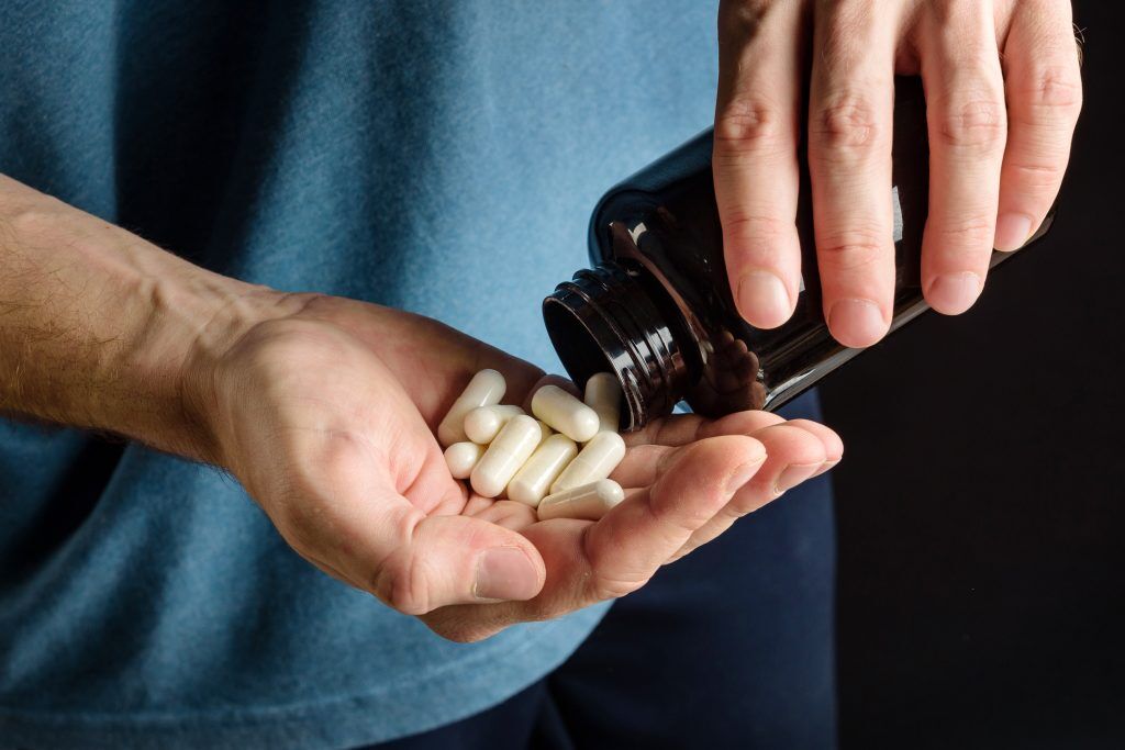 Illustration of the cycle of painkiller addiction, showing causes, symptoms, and treatment options.