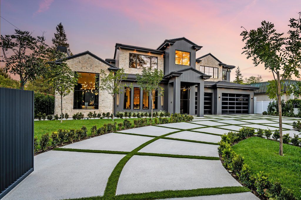 Top 5 Luxurious Rehab Centers: A Guide to Premium Addiction Treatment 1 Exterior view of a luxurious rehab center surrounded by nature.