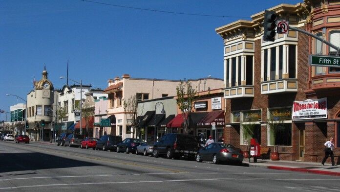 Image of https://addictionhelplineamerica.com/wp-content/uploads/2024/11/hollister-california-drug-alcohol-rehab.jpg