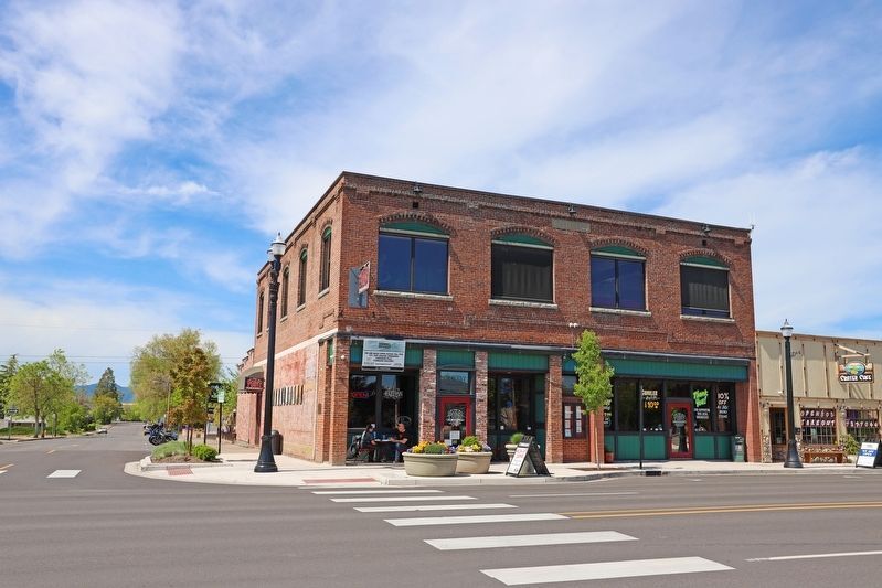 Image of https://addictionhelplineamerica.com/wp-content/uploads/2025/01/alcohol-and-drug-rehabs-in-central-point-oregon.jpg