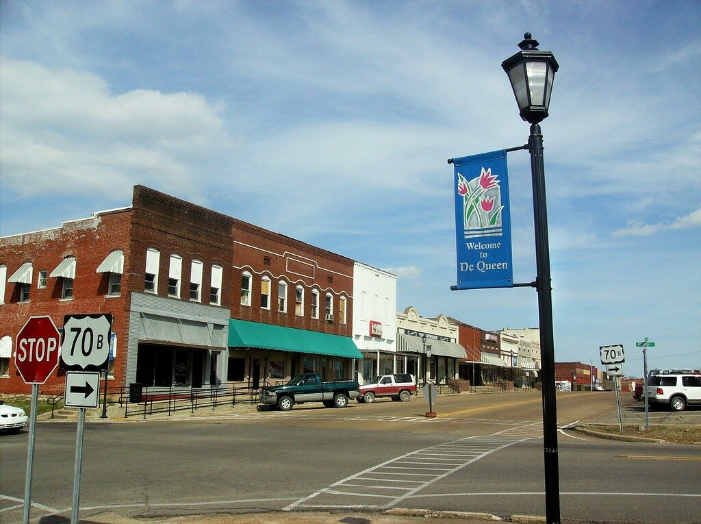 Image of https://addictionhelplineamerica.com/wp-content/uploads/2025/01/alcohol-and-drug-rehabs-in-de-queen-arkansas.jpg