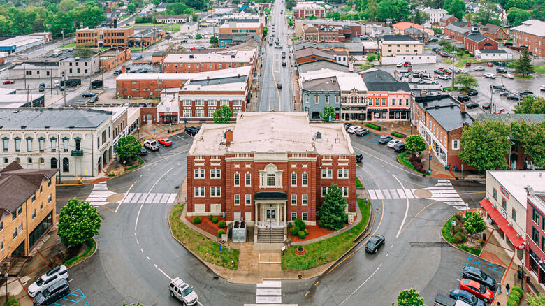 Image of https://addictionhelplineamerica.com/wp-content/uploads/2025/01/alcohol-and-drug-rehabs-in-elizabethtown-kentucky.jpg