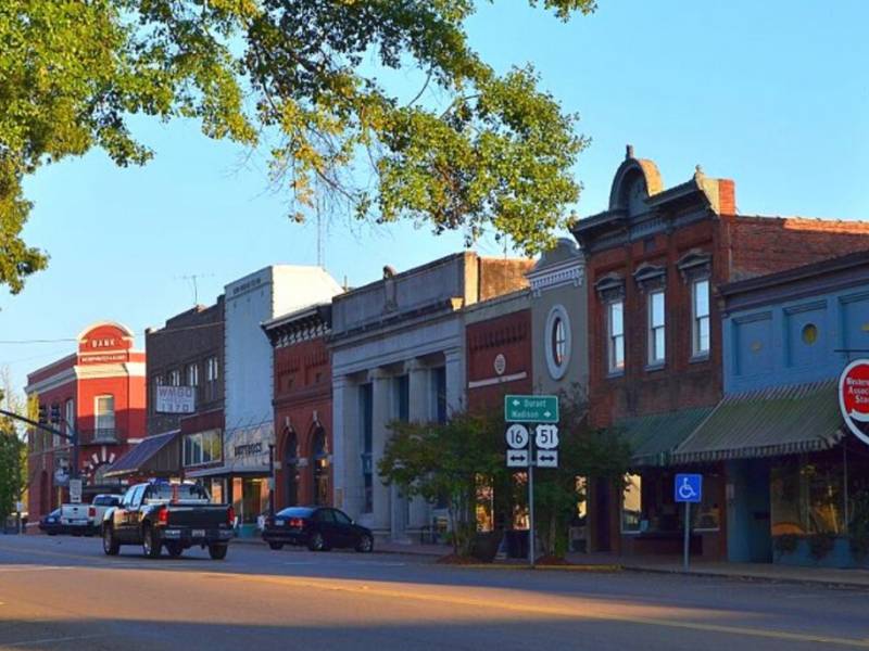 Image of https://addictionhelplineamerica.com/wp-content/uploads/2025/01/alcohol-and-drug-rehabs-in-madison-mississippi.jpg