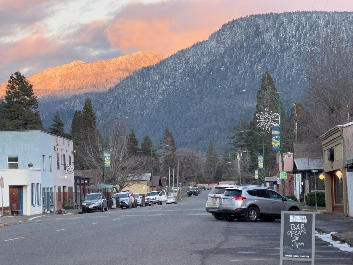 Image of https://addictionhelplineamerica.com/wp-content/uploads/2025/01/alcohol-and-drug-rehabs-in-oakridge-oregon.jpg
