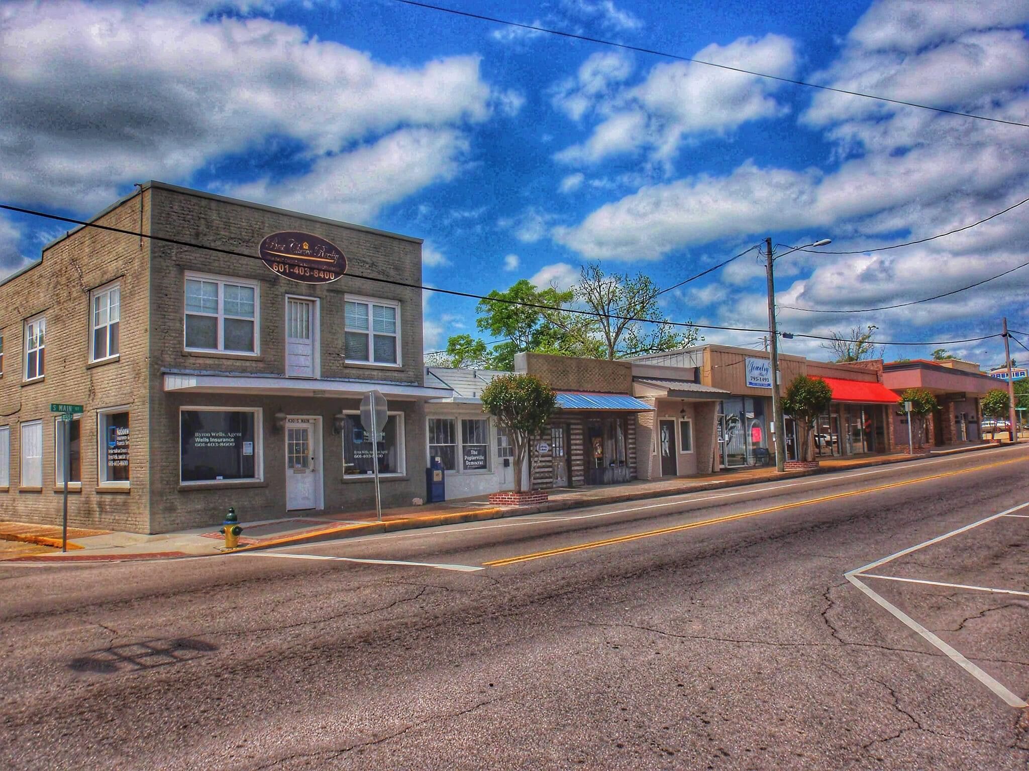 Image of https://addictionhelplineamerica.com/wp-content/uploads/2025/01/alcohol-and-drug-rehabs-in-poplarville-mississippi.jpg