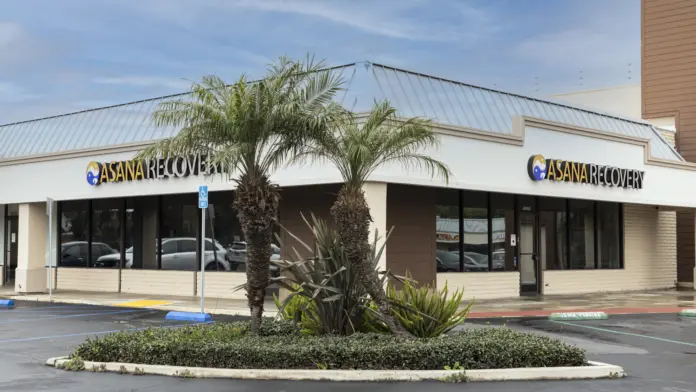 asana recovery exterior entrance 696x392 1