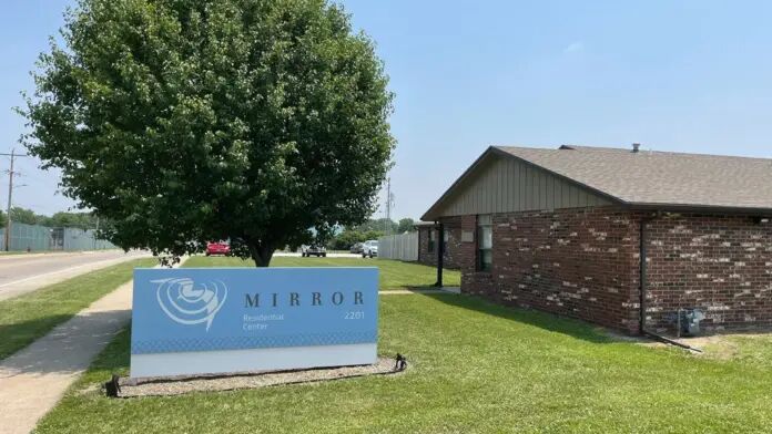 mirror topeka residential treatment program topeka ks 66605 front sign outside 696x392 1