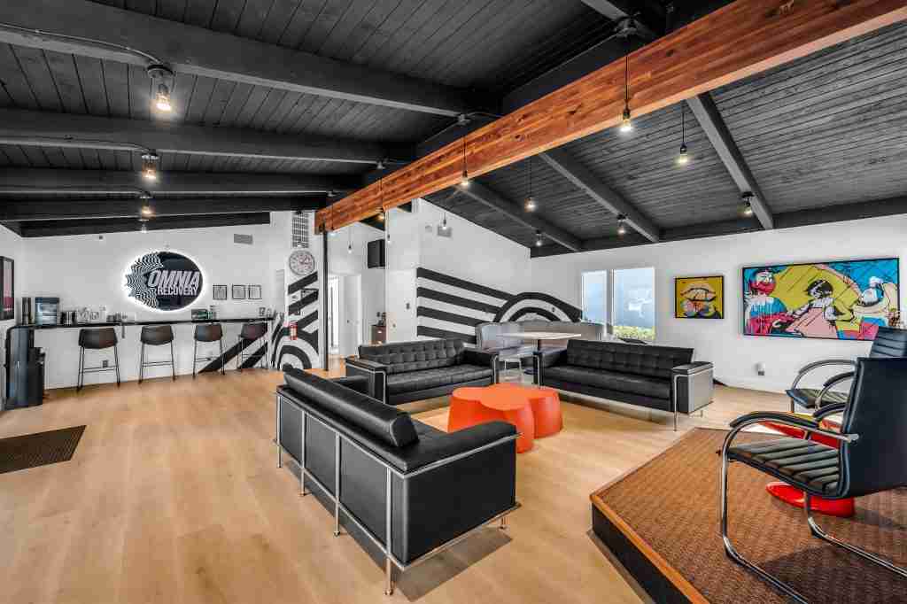 omnia recovery addiction mental health treatment thousand oaks ca 91362 lounge area