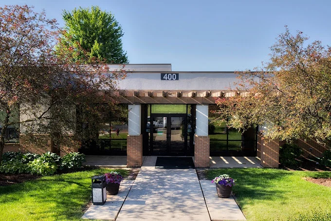 Outpatient rehab session in California helping individuals recover from addiction while living at home and maintaining daily responsibilities.